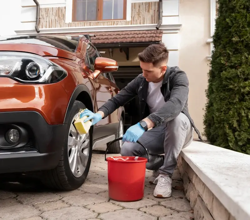 Lavage auto à domicile Queyrac : professionnel intervenant sur un véhicule